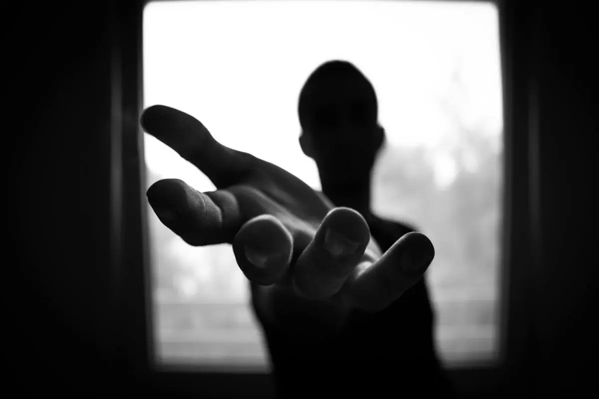Persona ofreciendo una mano